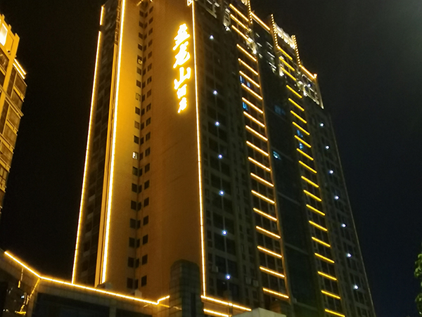 宇泉投光燈：光芒匯聚，萬(wàn)千華彩